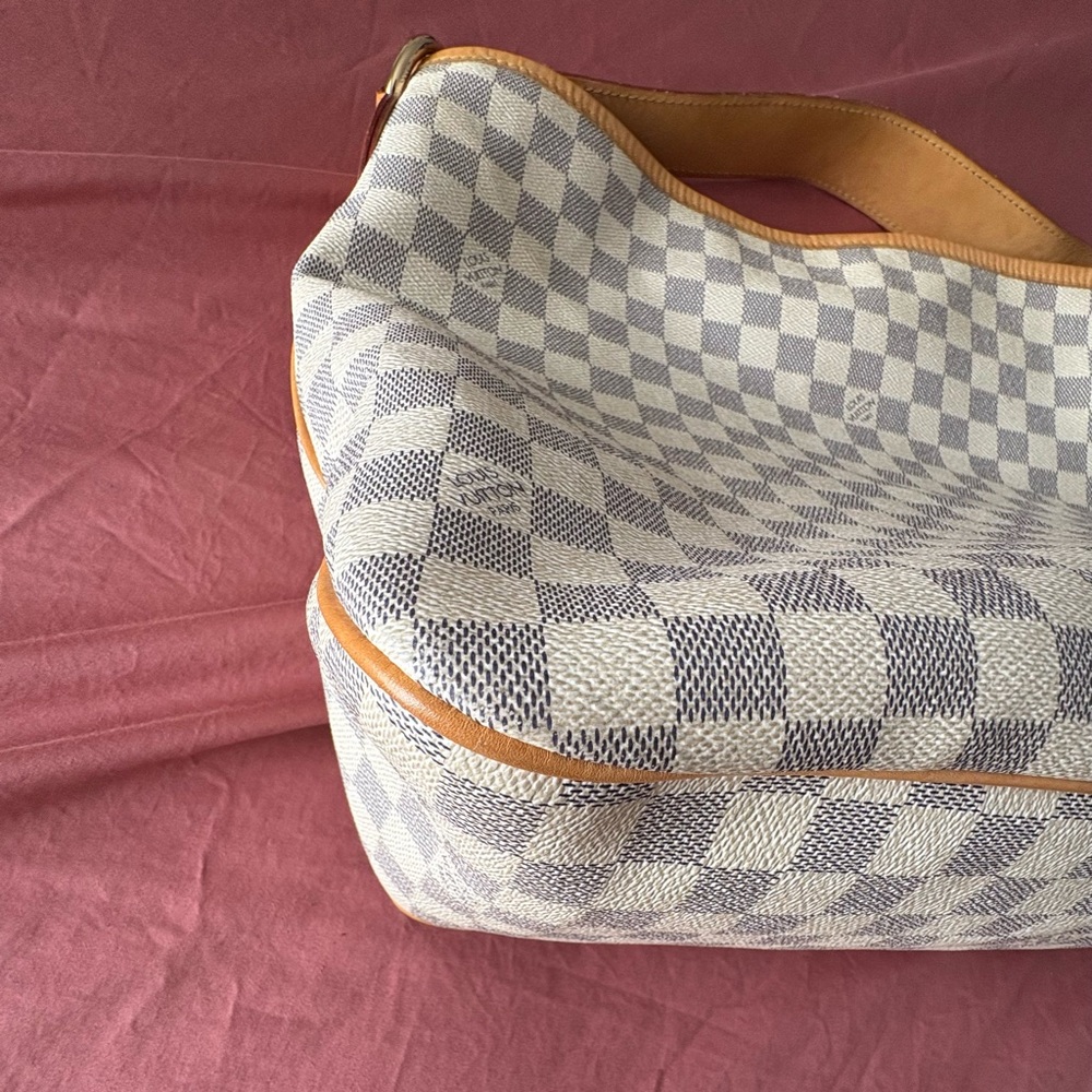 Louis Vuitton Gray and Tan Shoulder Bag with Iconic Design - Picture 4 of 11
